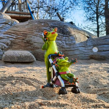 Frosch Buggy Mutter mit Baby 17 cm am Spielplatz hellgrün 717375 formano