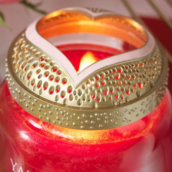 Pastel Romance Illuma-Lid® auf der Kerze Yankee Candle®