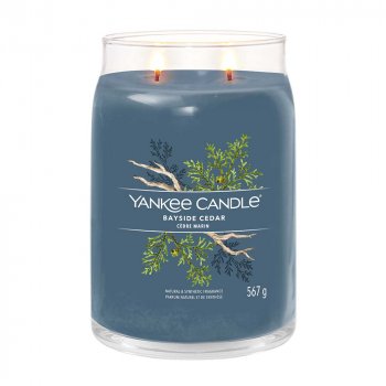 Bayside Cedar 567g Signature Duftkerze angezündet 1629980E Yankee Candle®