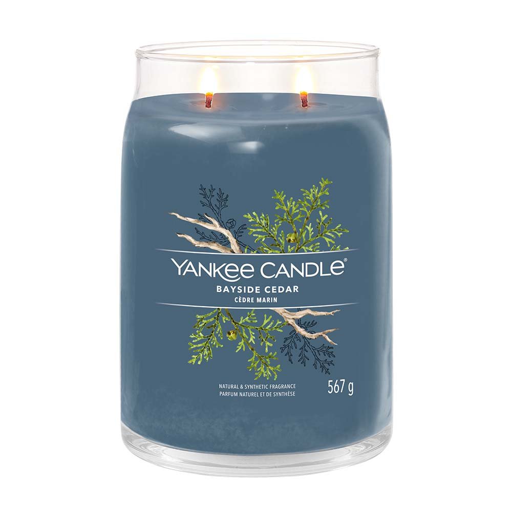 Bayside Cedar 567g Signature Duftkerze angezündet 1629980E Yankee Candle®